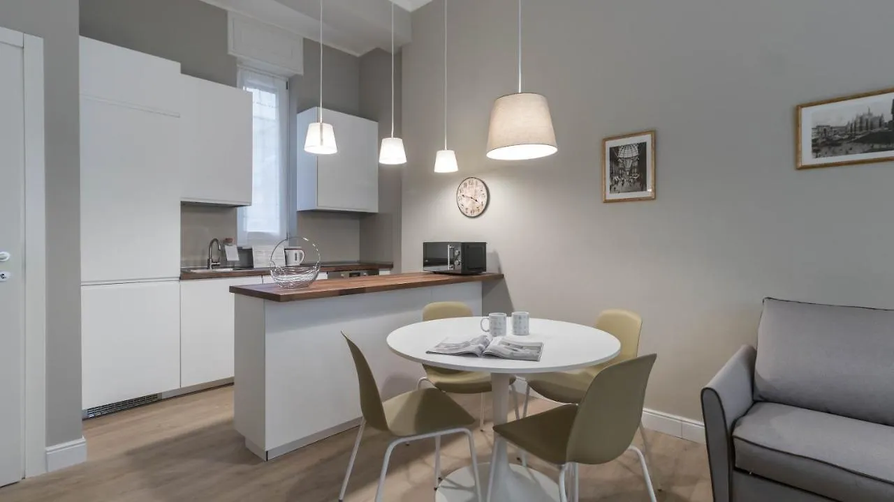 Italianway - Porta Nuova 6 Daire Milano 0*,
